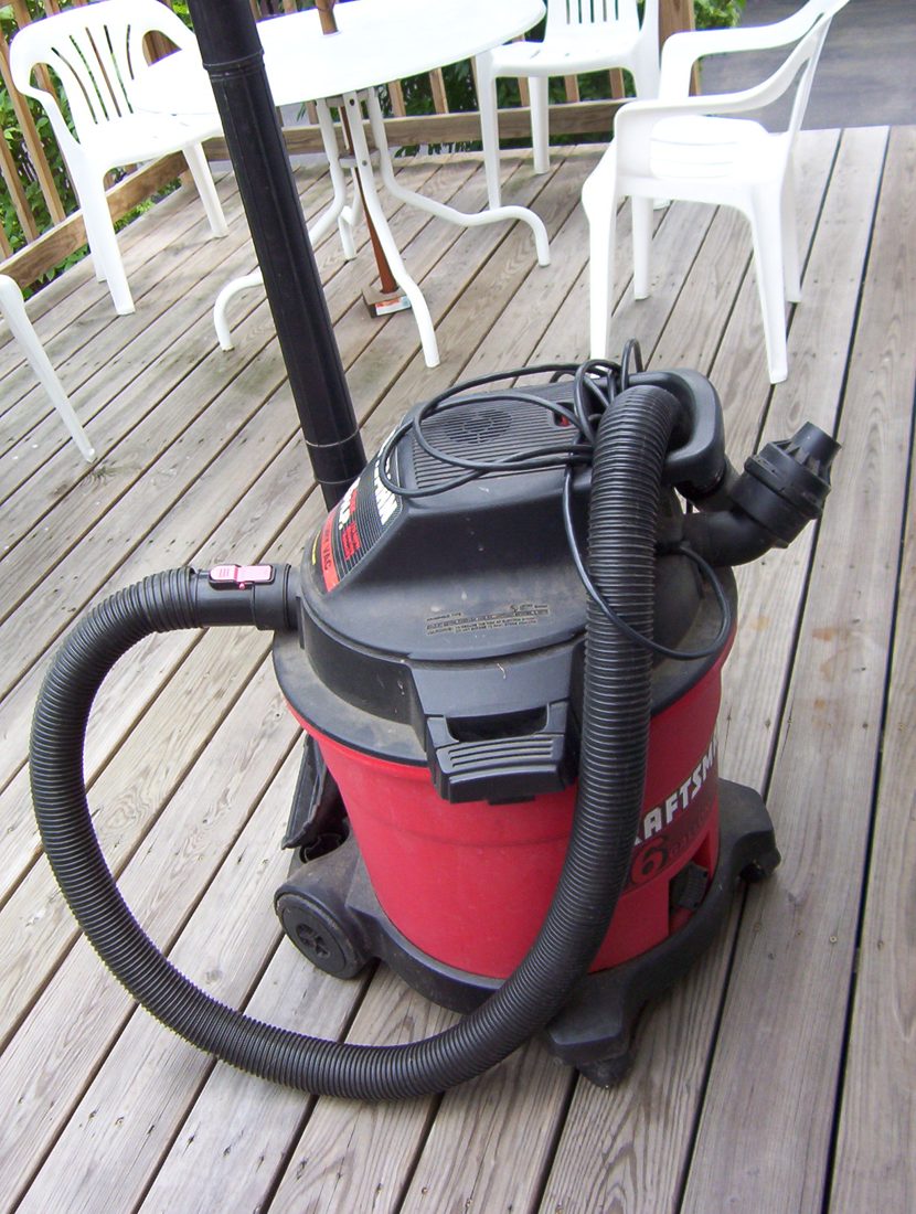 Aspirateur eau et poussières mobile, avec cuve sur roulettes et flexible