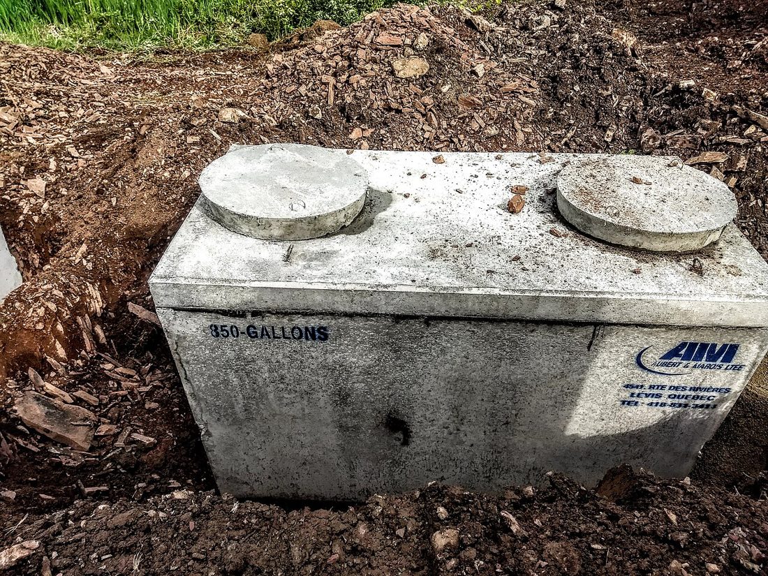 Cuve en béton d’assainissement installée dans une fouille, avant raccordement et remblai