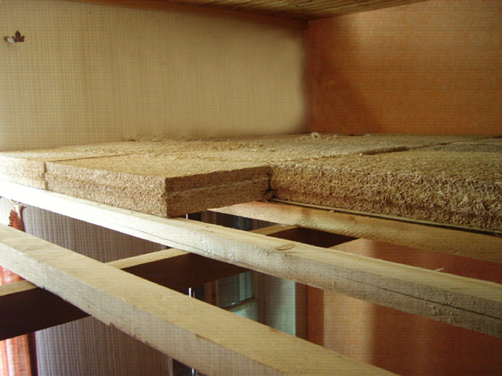 Panneaux isolants posés sur une ossature en bois avant fermeture du plafond.