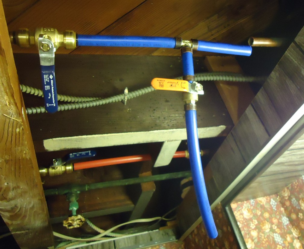 Exemple réel de tubes PER rouge et bleu installés dans le plafond d’un sous-sol