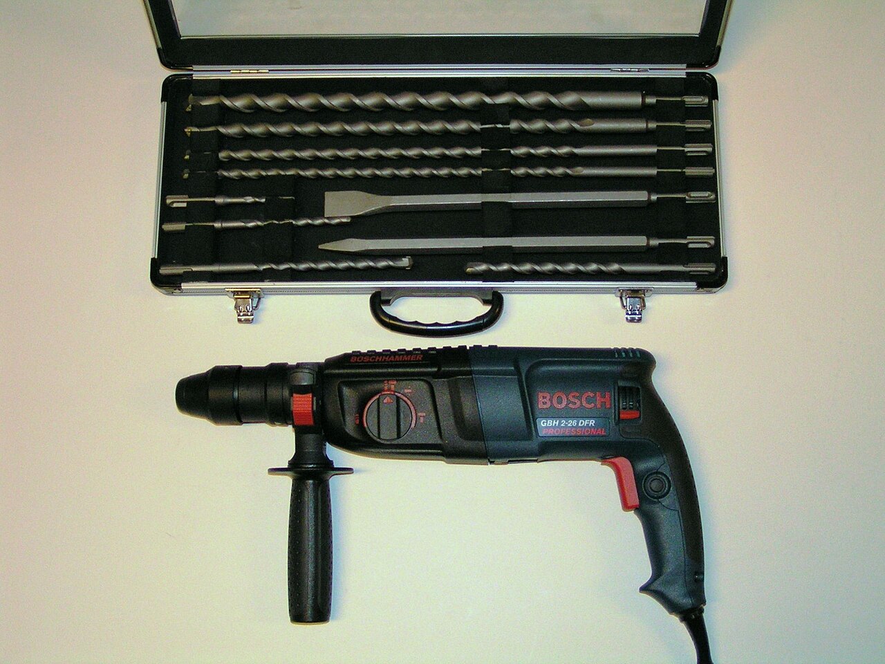Perforateur filaire à poignée latérale, avec un coffret de forets.