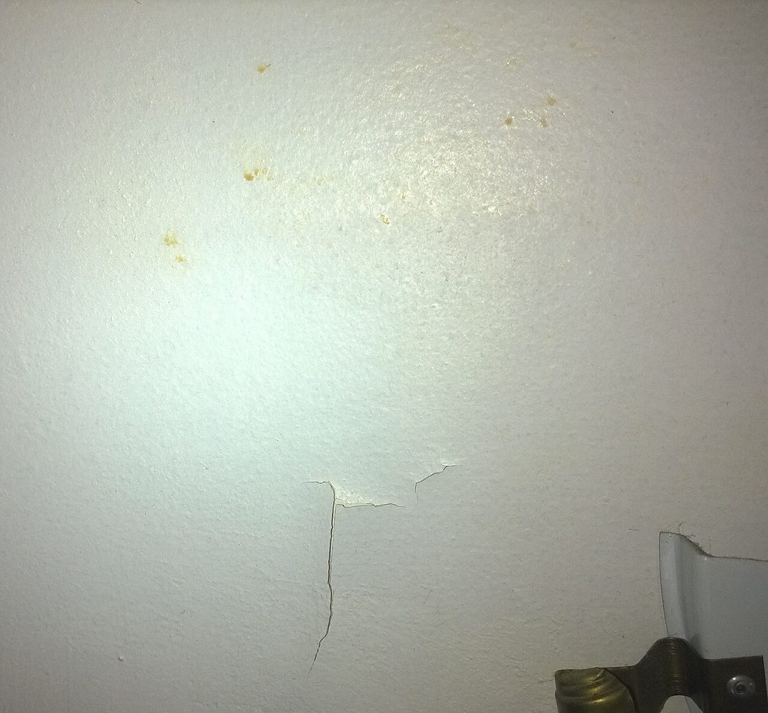 Peinture de mur intérieur tachée et fissurée
