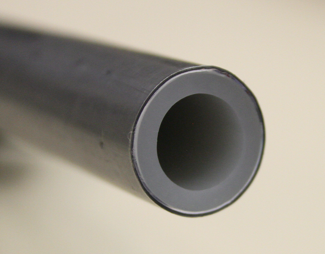 Extrémité d’un tube multicouche montrant la paroi en coupe.